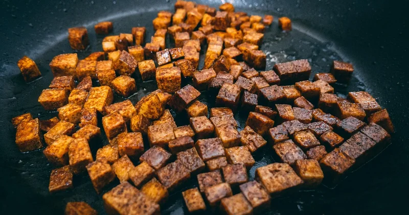 Comment cuire le tofu à la poêle (et le temps exact)